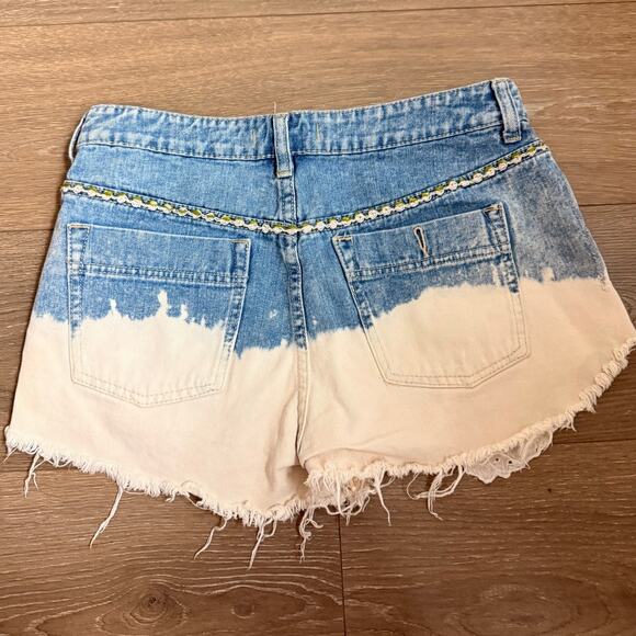 Free People Embroidered Denim 27" Cut Off Bleached Shorts Distressed Coachella‎ - Picture 3 of 5